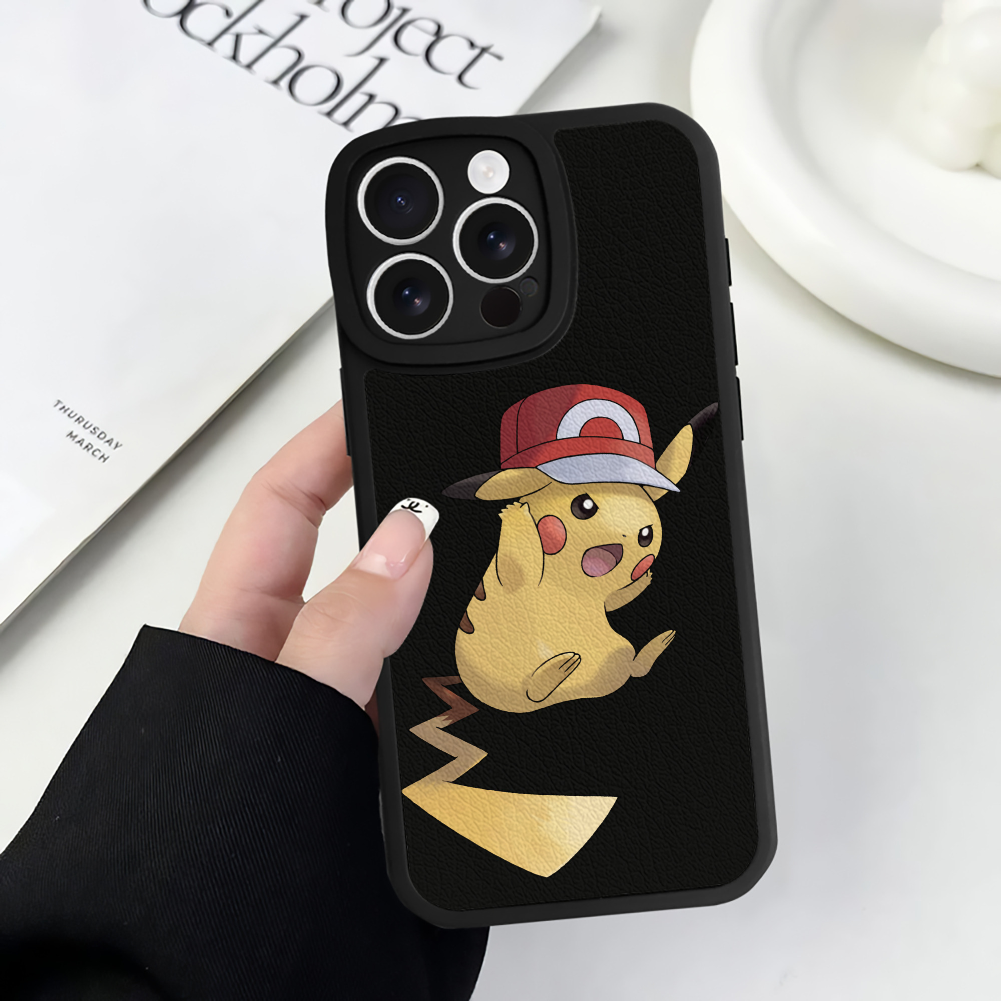 （画像用） ポケットモンスター Pokémon 【iPhone 16シリーズ対応】シリコンスマホケース（レザー調） 材質：シリコン